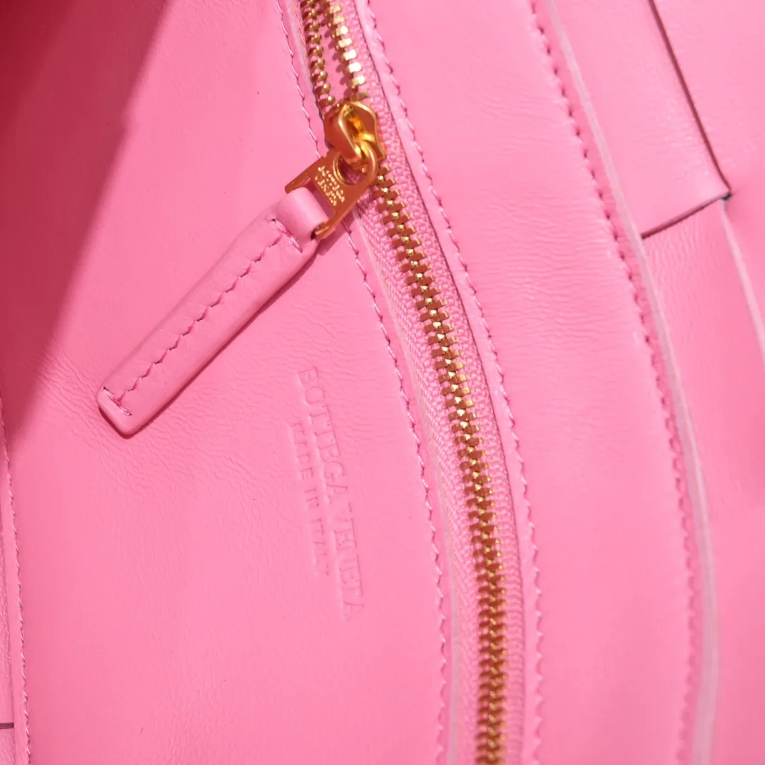 Batch 1420 Second-generation denim color matching Bv denim leather cassette looks like denim but is actually a leather bag🥳🥳The texture is really good🥳Super soft, super QQ, very high-end color 🍬A must-have for hot girls when going out, especially suitable for concave shapes, looks good when carried casually, suitable for various styles💯💯, sheepskin lining Style number: 6687 Size: 23*15*5.5